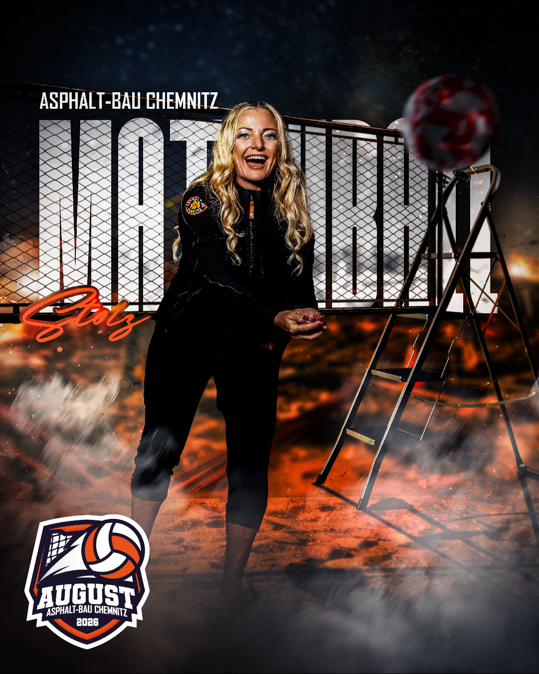 Kalenderblatt August 2026 von Asphalt-Bau Chemnitz: Eine lächelnde Frau mit blonden Haaren in Sportkleidung beim Volleyball-Baggern im dramatischen Action-Design mit Volleyballnetz, Feuer-Effekten und Vereinslogo.