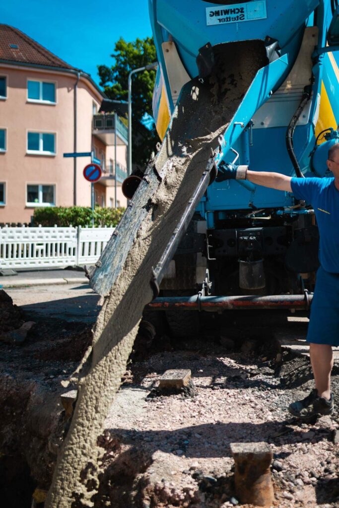 Einbringen von Flüssigboden oder Beton in einen offenen Rohrgraben im Tiefbau.