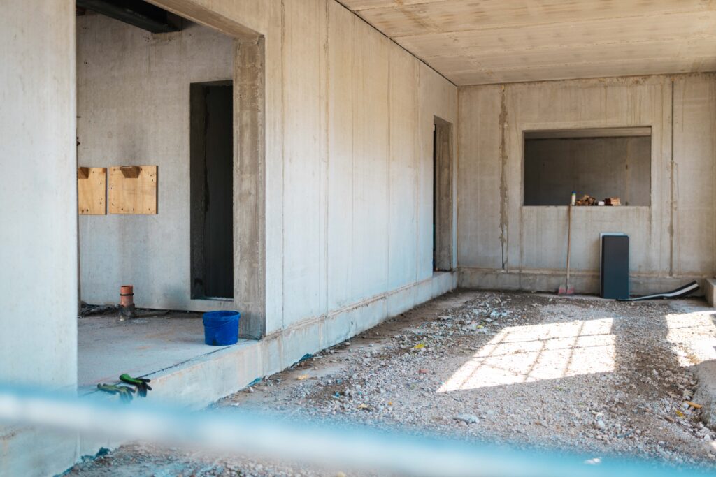 Innenansicht eines Betonsockels im Erdgeschoss eines Gewerbe-Rohbaus bei Asphalt-Bau in St.Egidien