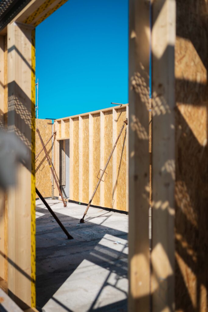 Detailansicht von vorgefertigten Holz-Wandelementen im Obergeschoss