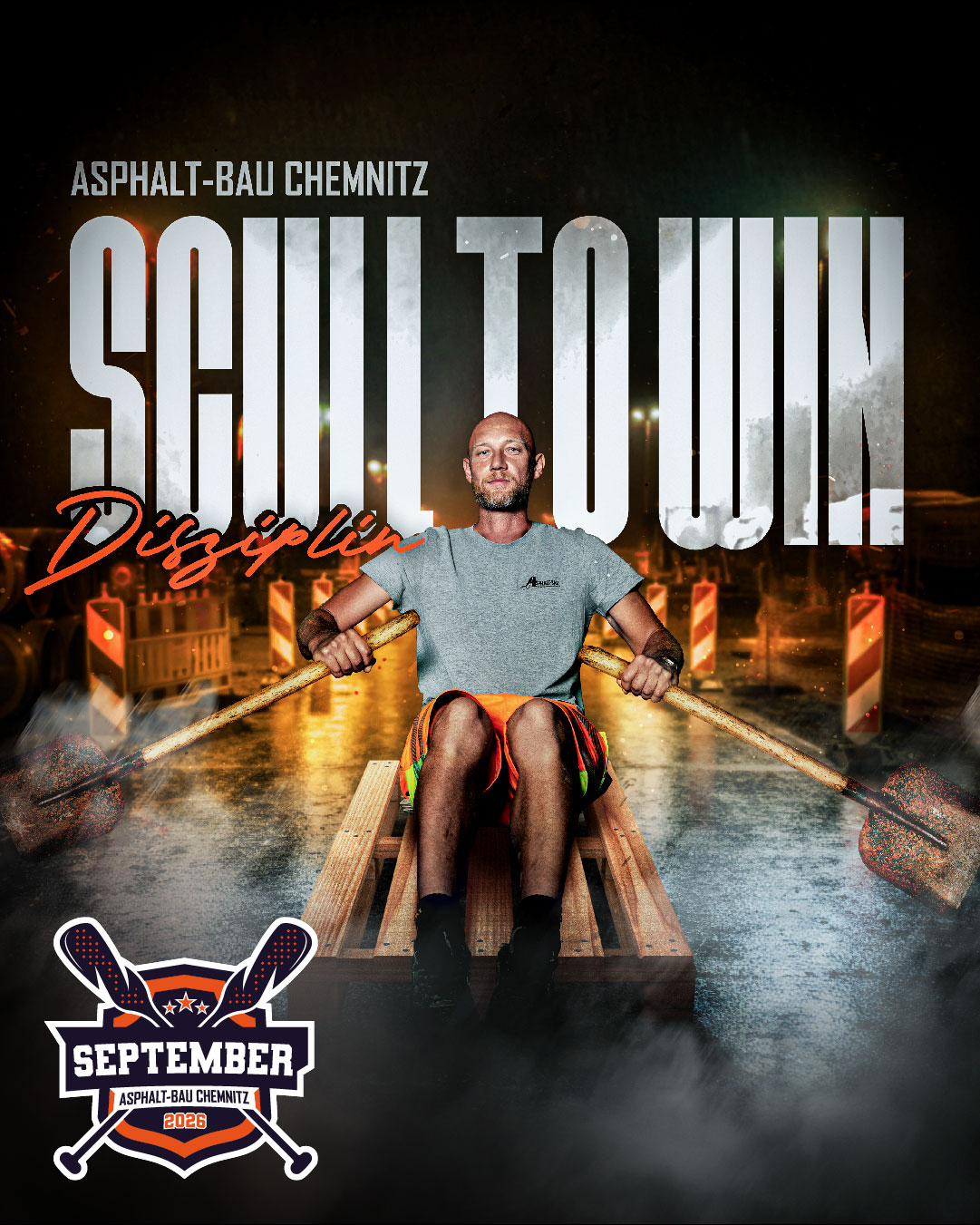 Bauarbeiter von Asphalt-Bau Chemnitz sitzt auf einer Holzpalette und hält zwei Schaufeln wie Ruderrad-Grips auf einer beleuchteten Baustelle. Im Hintergrund steht der Schriftzug „SKILL TO WIN“ mit dem Zusatz „Disziplin“ und einem Emblem für den Kalendermonat September 2026.